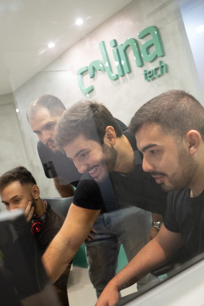 Equipe da Colina compartilhando conhecimento para solução de problemas, fator importante para uma boa gestão de equipe

