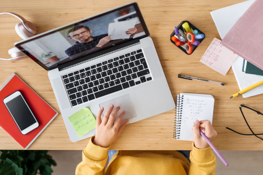 Aluna De Curso De Marketing Digital Realizando Seus Estudos 