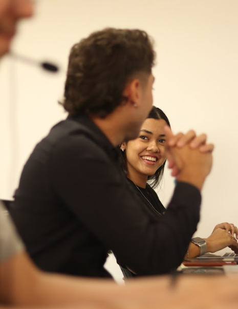 Duas pessoas da equipe da Colina em momento de descontração, promovendo maior conhecimento interno sobre cada membro da equipe, fator importante para uma boa gestão de equipe