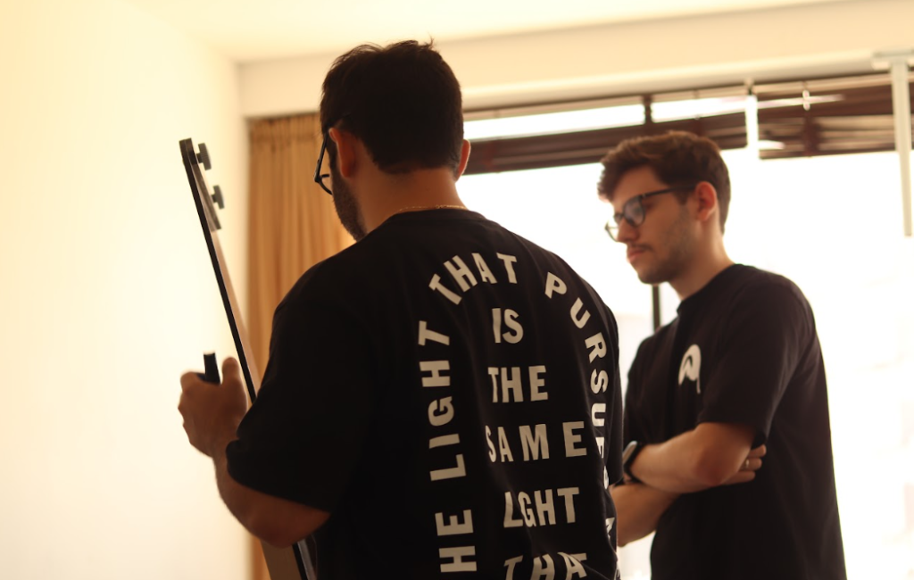 Duas pessoas do time da Colina discutindo para chegar a melhores resultados de um projeto, prática que exige confiança e uma boa gestão de equipe