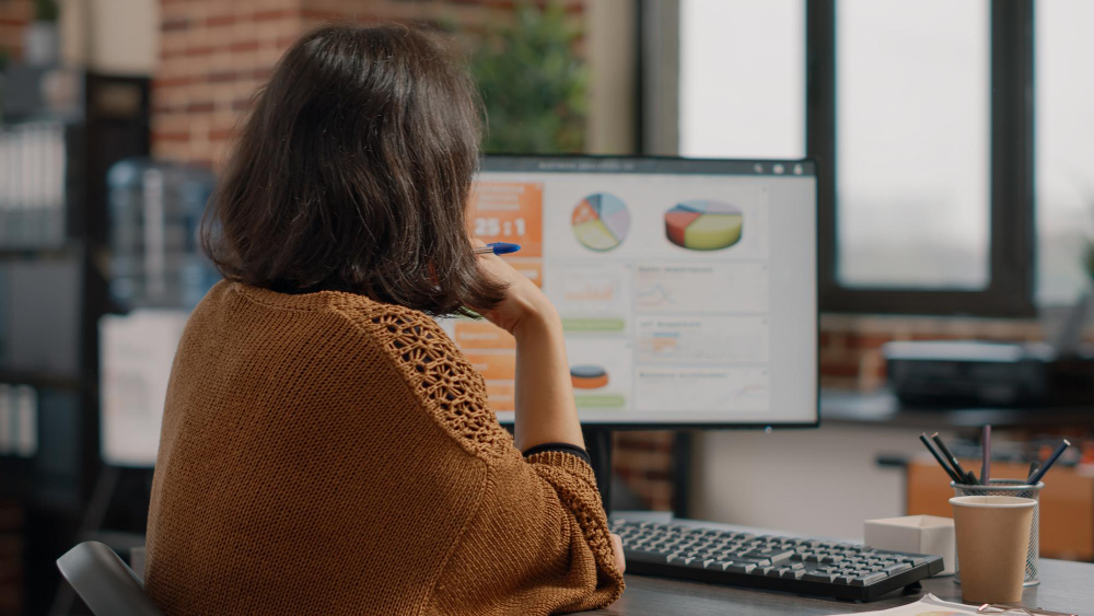 analista de SEO trabalhando