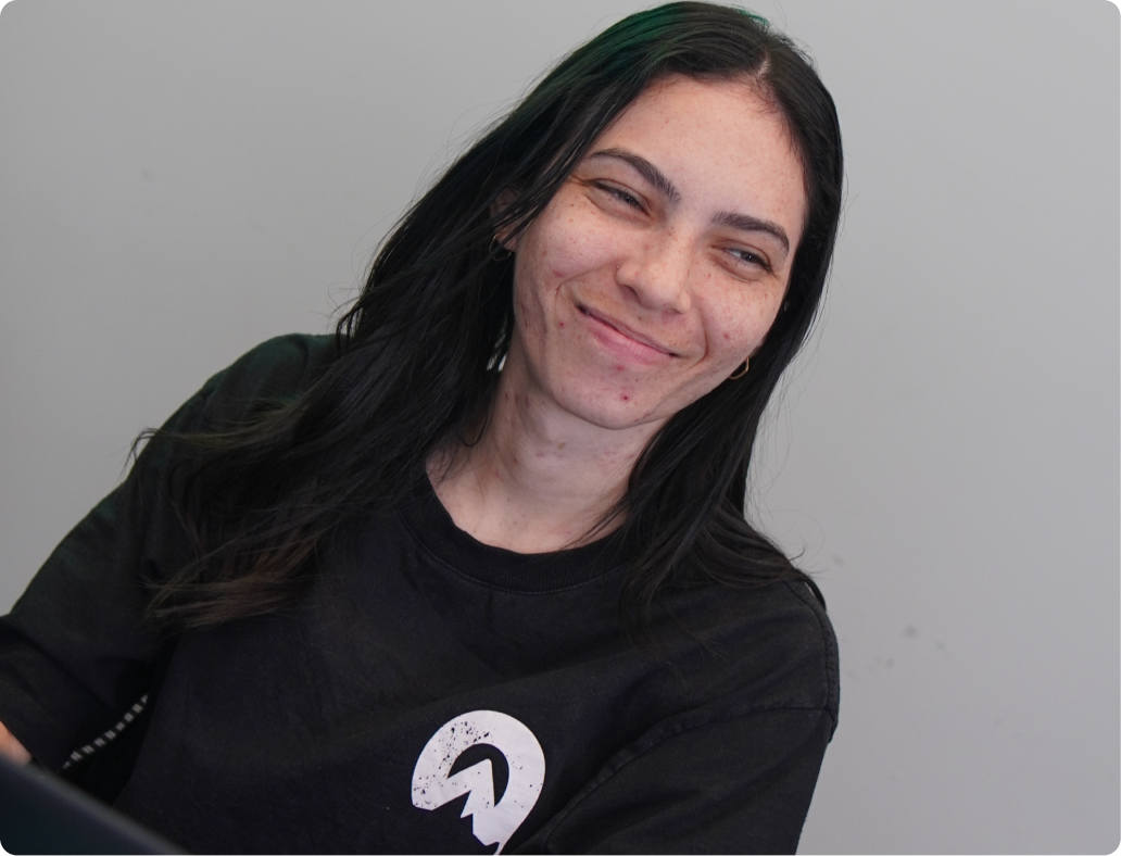 Especialista da Colina Tech sorrindo durante o trabalho