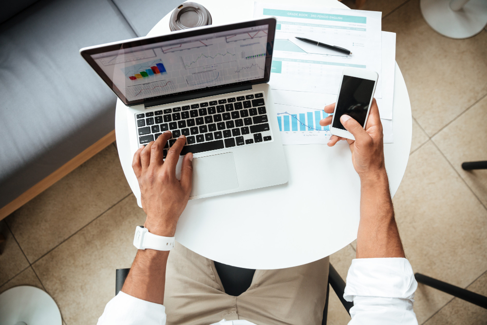 Empresário Decidindo Entre Revops E Marketing E Vendas Separado